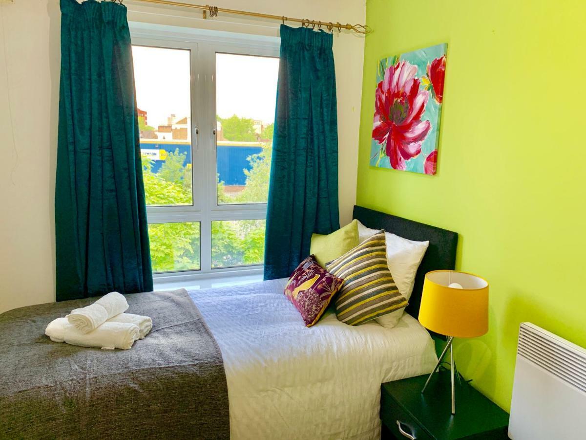 2 Bedrooms Modern Apartment, Lounge, Full Kitchen, Balcony, 5 Minutes Stratford Station Londres Exterior foto